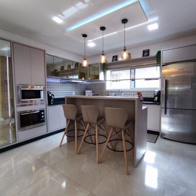 Casa Residencial com 327m², 5 quartos, 3 suítes, 4 garagens, no bairro Ingleses do Rio Vermelho em Florianópolis