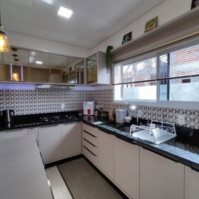 Casa Residencial com 327m², 5 quartos, 3 suítes, 4 garagens, no bairro Ingleses do Rio Vermelho em Florianópolis