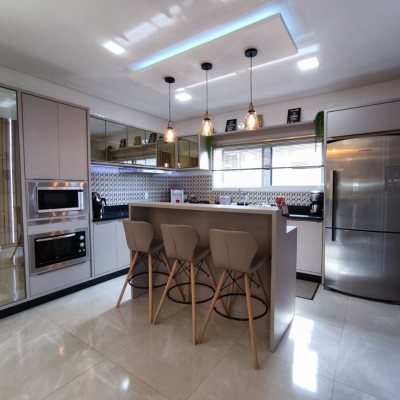 Casa Residencial com 327m², 5 quartos, 3 suítes, 4 garagens, no bairro Ingleses do Rio Vermelho em Florianópolis