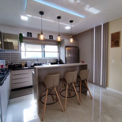 Casa Residencial com 327m², 5 quartos, 3 suítes, 4 garagens, no bairro Ingleses do Rio Vermelho em Florianópolis