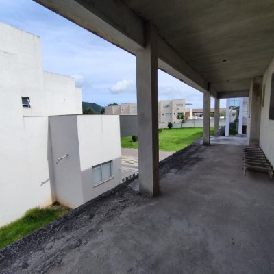 Casa Residencial com 327m², 5 quartos, 3 suítes, 4 garagens, no bairro Ingleses do Rio Vermelho em Florianópolis