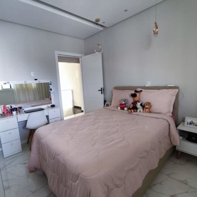 Casa Residencial com 327m², 5 quartos, 3 suítes, 4 garagens, no bairro Ingleses do Rio Vermelho em Florianópolis