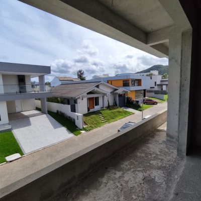Casa Residencial com 327m², 5 quartos, 3 suítes, 4 garagens, no bairro Ingleses do Rio Vermelho em Florianópolis