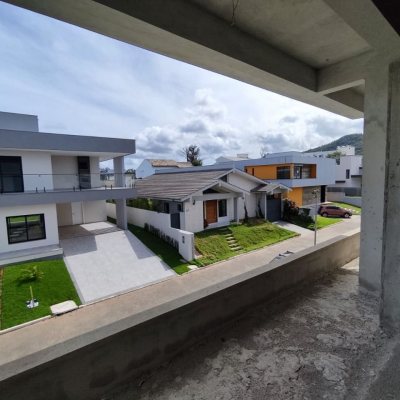 Casa Residencial com 327m², 5 quartos, 3 suítes, 4 garagens, no bairro Ingleses do Rio Vermelho em Florianópolis