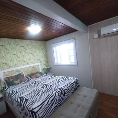 Casa Residencial com 50m², 2 quartos, 2 garagens, no bairro Forquilhinhas em São José