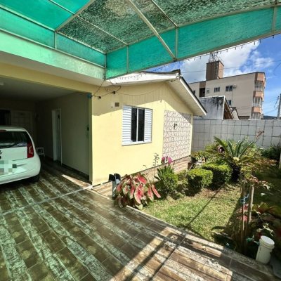 Casa Residencial com 50m², 2 quartos, 2 garagens, no bairro Forquilhinhas em São José