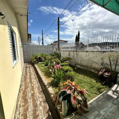 Casa Residencial com 50m², 2 quartos, 2 garagens, no bairro Forquilhinhas em São José