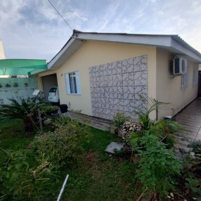 Casa Residencial com 50m², 2 quartos, 2 garagens, no bairro Forquilhinhas em São José