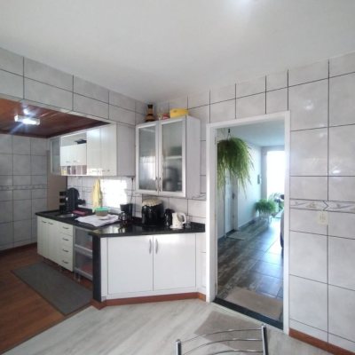 Casa Residencial com 50m², 2 quartos, 2 garagens, no bairro Forquilhinhas em São José