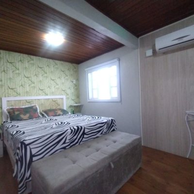 Casa Residencial com 50m², 2 quartos, 2 garagens, no bairro Forquilhinhas em São José
