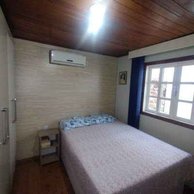 Casa Residencial com 50m², 2 quartos, 2 garagens, no bairro Forquilhinhas em São José