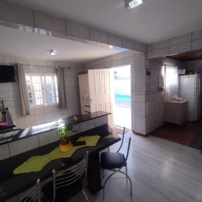 Casa Residencial com 50m², 2 quartos, 2 garagens, no bairro Forquilhinhas em São José