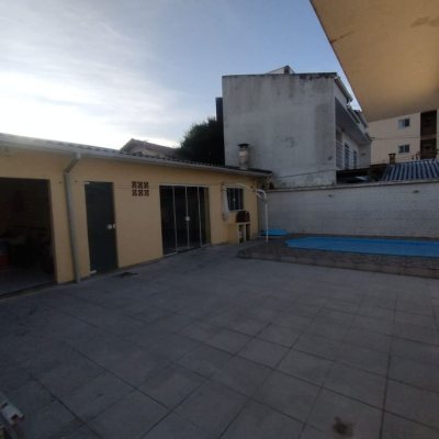 Casa Residencial com 50m², 2 quartos, 2 garagens, no bairro Forquilhinhas em São José