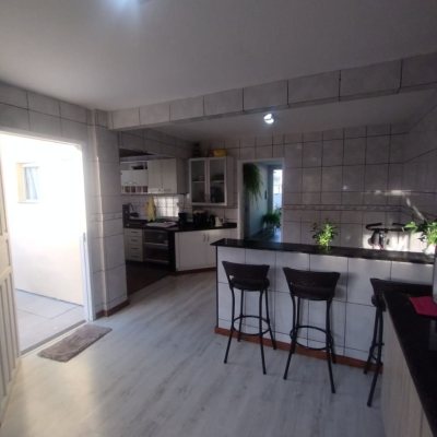 Casa Residencial com 50m², 2 quartos, 2 garagens, no bairro Forquilhinhas em São José