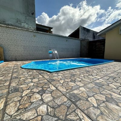 Casa Residencial com 50m², 2 quartos, 2 garagens, no bairro Forquilhinhas em São José