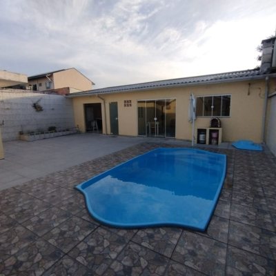 Casa Residencial com 50m², 2 quartos, 2 garagens, no bairro Forquilhinhas em São José