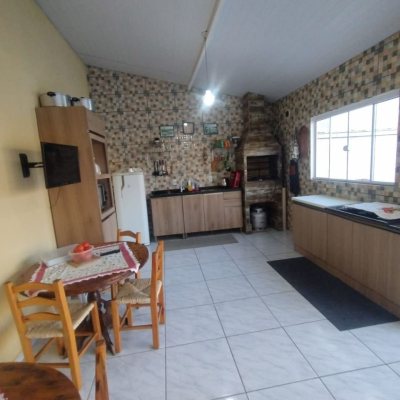 Casa Residencial com 50m², 2 quartos, 2 garagens, no bairro Forquilhinhas em São José