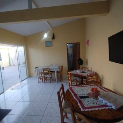 Casa Residencial com 50m², 2 quartos, 2 garagens, no bairro Forquilhinhas em São José