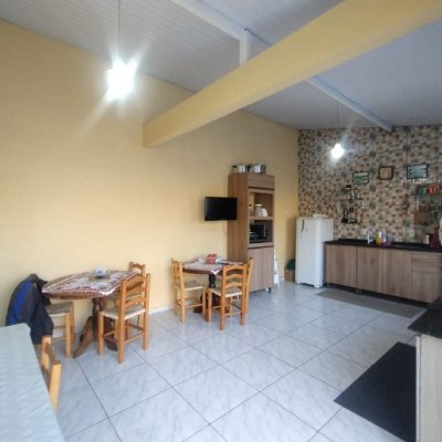 Casa Residencial com 50m², 2 quartos, 2 garagens, no bairro Forquilhinhas em São José