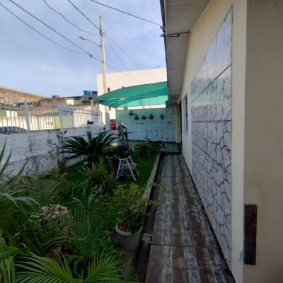Casa Residencial com 50m², 2 quartos, 2 garagens, no bairro Forquilhinhas em São José