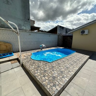 Casa Residencial com 50m², 2 quartos, 2 garagens, no bairro Forquilhinhas em São José