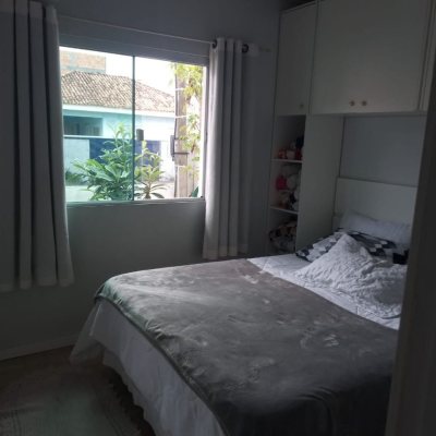 Casa Residencial com 56m², 3 quartos, 1 suíte, 4 garagens, no bairro Rio Vermelho em Florianópolis