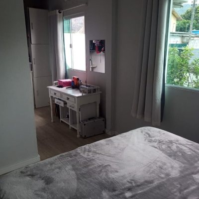 Casa Residencial com 56m², 3 quartos, 1 suíte, 4 garagens, no bairro Rio Vermelho em Florianópolis