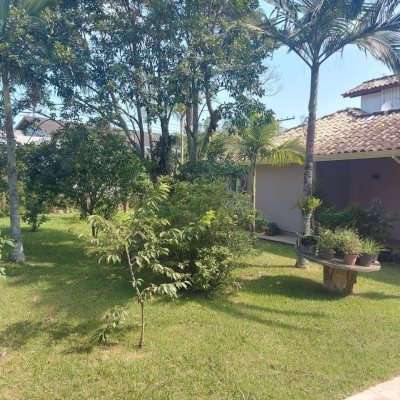 Casa Residencial com 162m², 4 quartos, 1 suíte, 3 garagens, no bairro Campeche em Florianópolis