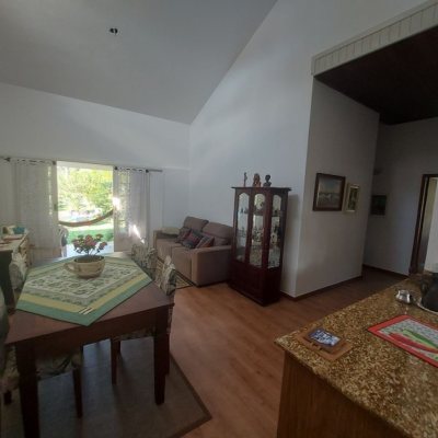 Casa Residencial com 162m², 4 quartos, 1 suíte, 3 garagens, no bairro Campeche em Florianópolis