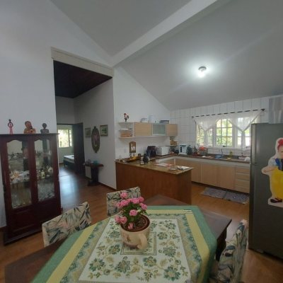 Casa Residencial com 162m², 4 quartos, 1 suíte, 3 garagens, no bairro Campeche em Florianópolis