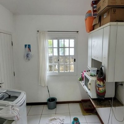 Casa Residencial com 162m², 4 quartos, 1 suíte, 3 garagens, no bairro Campeche em Florianópolis