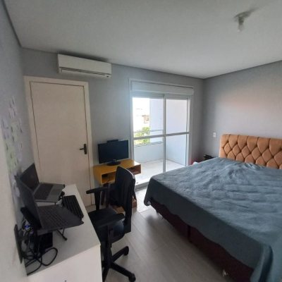 Casa Residencial com 158m², 3 quartos, 3 suítes, 2 garagens, no bairro São João Do Rio Vermelho em Florianópolis