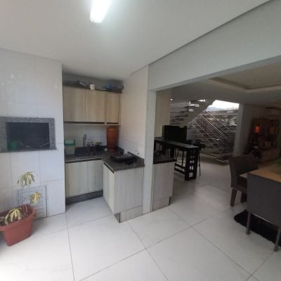 Casa Residencial com 158m², 3 quartos, 3 suítes, 2 garagens, no bairro São João Do Rio Vermelho em Florianópolis