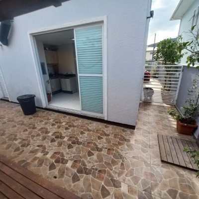Casa Residencial com 158m², 3 quartos, 3 suítes, 2 garagens, no bairro São João Do Rio Vermelho em Florianópolis