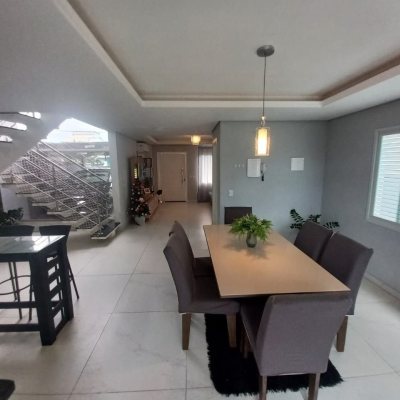 Casa Residencial com 158m², 3 quartos, 3 suítes, 2 garagens, no bairro São João Do Rio Vermelho em Florianópolis