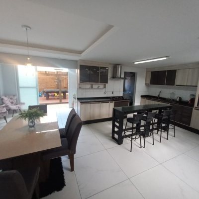 Casa Residencial com 158m², 3 quartos, 3 suítes, 2 garagens, no bairro São João Do Rio Vermelho em Florianópolis