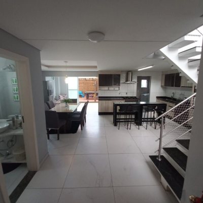 Casa Residencial com 158m², 3 quartos, 3 suítes, 2 garagens, no bairro São João Do Rio Vermelho em Florianópolis