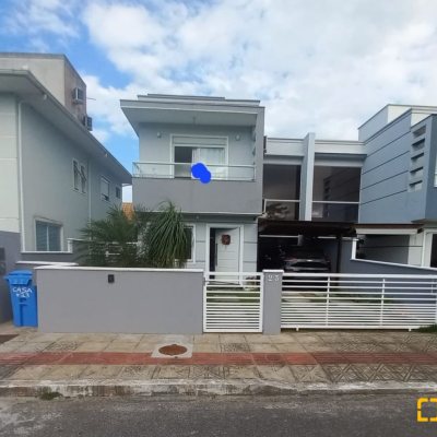 Casa Residencial com 158m², 3 quartos, 3 suítes, 2 garagens, no bairro São João Do Rio Vermelho em Florianópolis
