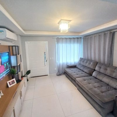 Casa Residencial com 158m², 3 quartos, 3 suítes, 2 garagens, no bairro São João Do Rio Vermelho em Florianópolis