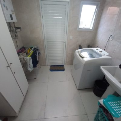 Casa Residencial com 158m², 3 quartos, 3 suítes, 2 garagens, no bairro São João Do Rio Vermelho em Florianópolis