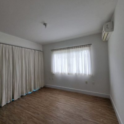 Casa em Condomínio com 517m², 5 quartos, 3 suítes, 4 garagens, no bairro Sambaqui em Florianópolis