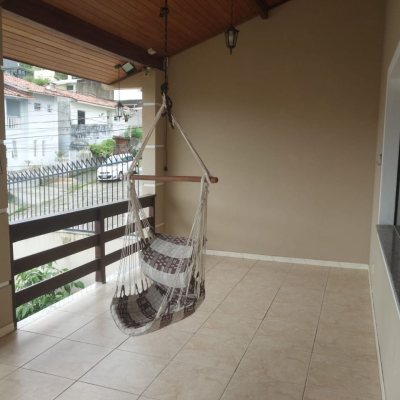 Casa Residencial com 295m², 4 quartos, 2 suítes, 3 garagens, no bairro Trindade em Florianópolis