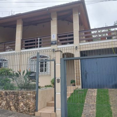 Casa Residencial com 295m², 4 quartos, 2 suítes, 3 garagens, no bairro Trindade em Florianópolis