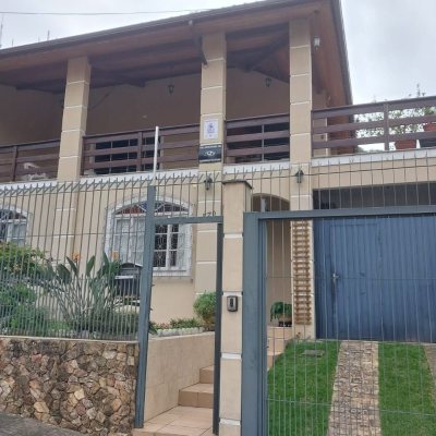 Casa Residencial com 295m², 4 quartos, 2 suítes, 3 garagens, no bairro Trindade em Florianópolis