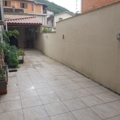 Casa Residencial com 295m², 4 quartos, 2 suítes, 3 garagens, no bairro Trindade em Florianópolis
