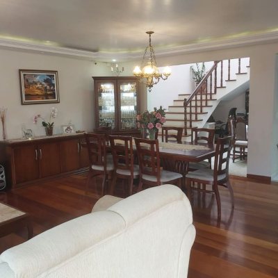 Casa Residencial com 295m², 4 quartos, 2 suítes, 3 garagens, no bairro Trindade em Florianópolis