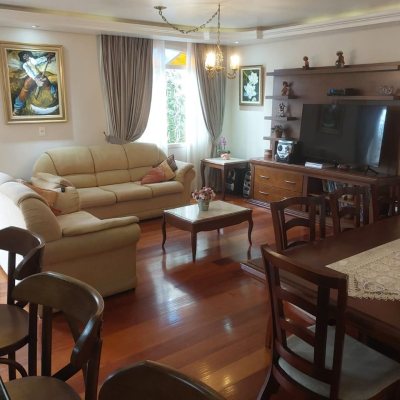 Casa Residencial com 295m², 4 quartos, 2 suítes, 3 garagens, no bairro Trindade em Florianópolis