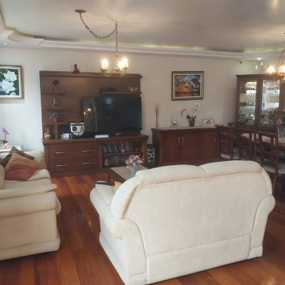 Casa Residencial com 295m², 4 quartos, 2 suítes, 3 garagens, no bairro Trindade em Florianópolis