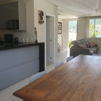 Casa em Condomínio com 169m², 3 quartos, 3 suítes, 1 garagem, no bairro Cachoeira Do Bom Jesus em Florianópolis
