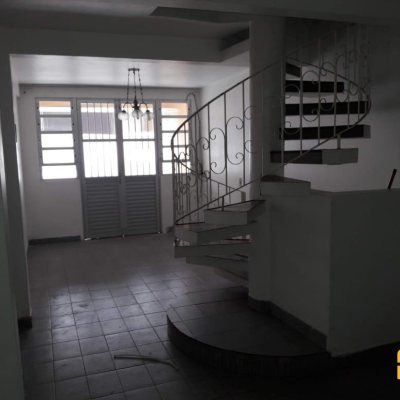 Casa Residencial com 74m², 4 quartos, 1 garagem, no bairro Coloninha em Florianópolis